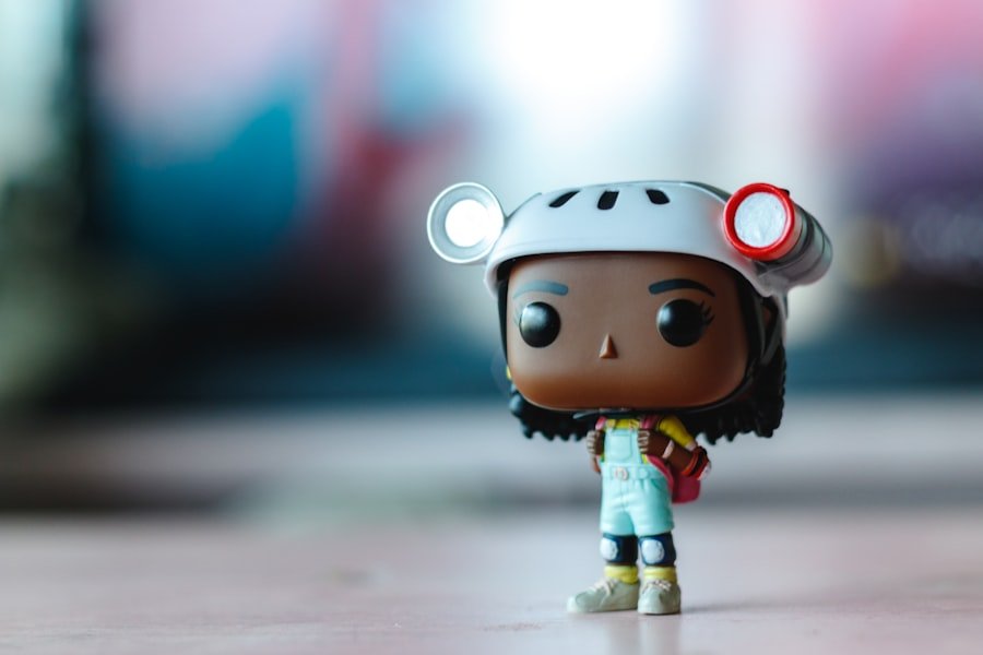 Figura de vinilo coleccionable sobre superficie clara