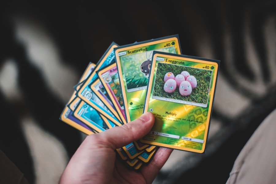 Mano sosteniendo un abanico de cartas de Pokémon TCG