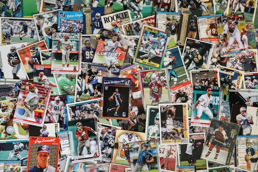 Colección de tarjetas deportivas de colección apiladas