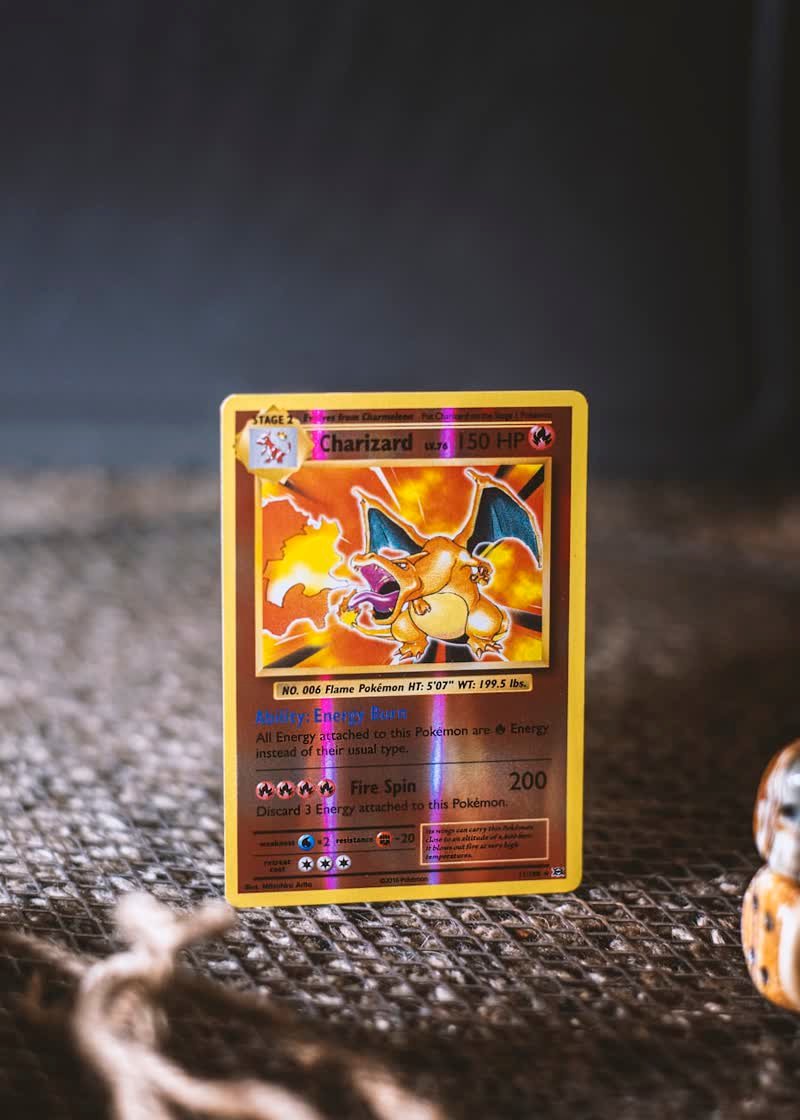 Carta de colección holográfica de pie sobre una superficie
